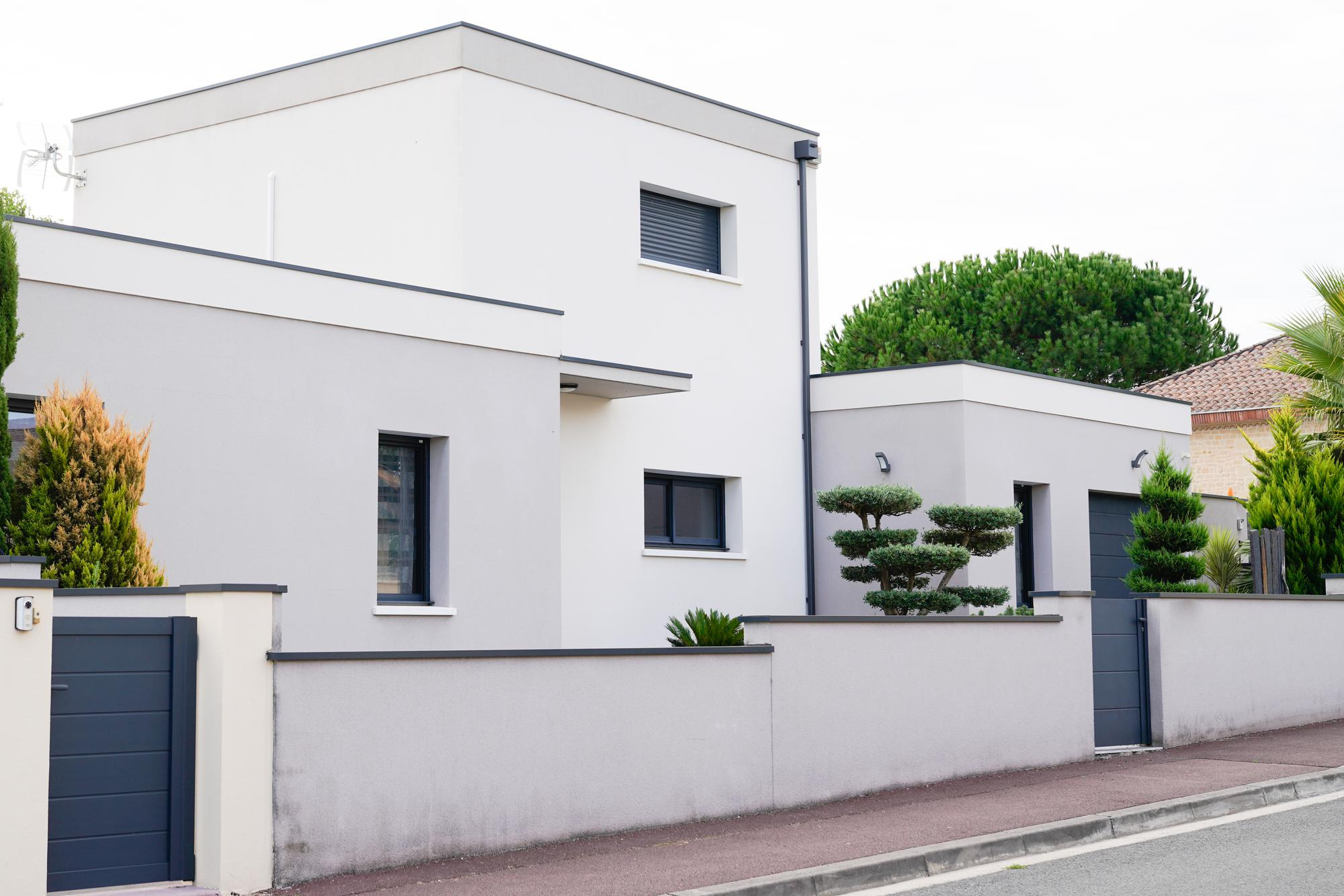 exterior-blanco-moderno-casa-lujo-recien-construida